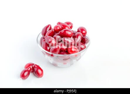 Beeren sind Carneol in einem Glas auf einem weißen Hintergrund. Ernte, Herbst, Vegetarismus. Stockfoto