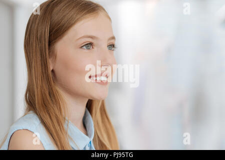 Aufmerksame blond, tief in Gedanken versunken Stockfoto