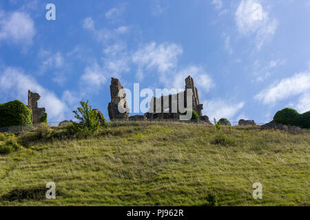 Corfe Castle, Blick von der Burgruine auf einem sonnigen Nachmittag Anfang September 2018, Dorset, Großbritannien Stockfoto