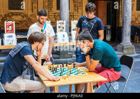 Zwei Männer spielen Schach im alten Buch-, Musik- und Antiquitätenmarkt, Vielle Bourse de Lille, Place du General de Gaulle, Lille, Frankreich Stockfoto