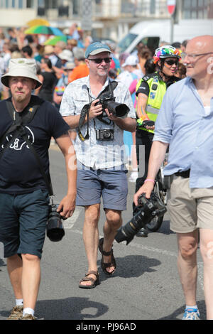 Freier Fotograf Simon Dack arbeiten die Straßen von Brighton und Hove. Stockfoto