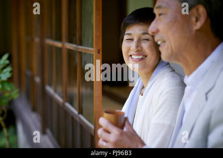 Japanische senior Paar Spaß an der traditionellen Inn Stockfoto