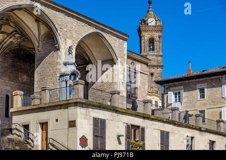 Kirchturm mit Uhr von der Kirche von San Miguel Arcangel und typischen Häuser der Norden von Spanien in der Plaza de la Virgen Blanca in Vitoria Spanien Stockfoto