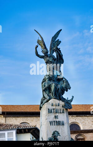 Vitoria, Spanien. April 24, 2018: Detail der bronze Engel auf der Spitze der commemorative Statue der Sieg über Napoleon Stockfoto