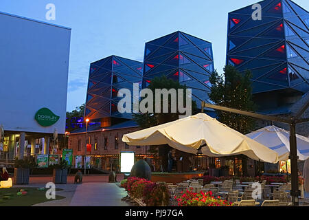 TALLINN, Estland - 29. AUGUST 2018: Moderne Architektur und Cafe in Rotermann Viertel am Abend Stockfoto