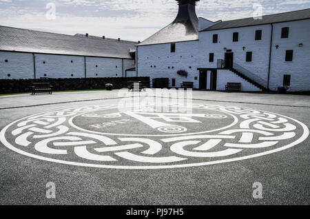 Ardbeg Whisky Logo in Courtyard at Distillery, Islay, Schottland Stockfoto