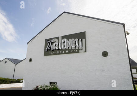 Ardbeg Islay Malt Whisky Zeichen auf Gebäude bei Ardbeg Distillery, Schottland Stockfoto