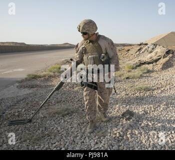 Us Marine Gunnery Sgt. Matthäus Dennis, von der Task Force Lion, verwendet einen Metalldetektor während einer Übung auf al-Asad Airbase, Irak, 5. Juli 2018. Es gibt 75 Koalitionspartner auf das Ziel der Beseitigung der Bedrohung, die von ISIS im Irak und in Syrien stellten verpflichtet und haben in verschiedenen Kapazitäten an der Bemühung beigetragen. Stockfoto