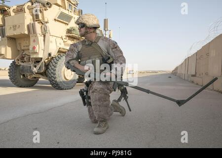 Us Marine Corps Gunnery Sgt. Matthäus Dennis, von der Task Force Lion, führt die Sicherheit während einer Übung auf al-Asad Airbase, Irak, 5. Juli 2018. Es gibt 75 Koalitionspartner auf das Ziel der Beseitigung der Bedrohung, die von ISIS im Irak und in Syrien stellten verpflichtet und haben in verschiedenen Kapazitäten an der Bemühung beigetragen. Stockfoto