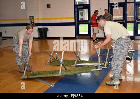 Die zentralen Georgia Innovative Readiness Training voraus Team begann die Einrichtung Schlafbereich in Warrenton, Ga. in Vorbereitung für Augusta Care 18. Das IRT ist eine gemeinsame-service Medical Mission enthalten von Luftwaffe und Marine Active Duty-, Reserve- und Mitglieder des nationalen Schutzes, die kritische Mission Training und logistische Bewegungen durchführen. Die Lebens- und Arbeitsbedingungen sollen die militärischen Operationen in der Zeit der Konflikt-, Krisen oder Katastrophen zu simulieren, praktische Readiness Training für servicemembers Während für direkte und dauerhafte Vorteile für die Bewohner der einzelnen Kommu Stockfoto