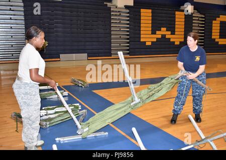 Die zentralen Georgia Innovative Readiness Training voraus Team begann die Einrichtung Schlafbereich in Warrenton, Ga. in Vorbereitung für Augusta Care 18. Das IRT ist eine gemeinsame-service Medical Mission enthalten von Luftwaffe und Marine Active Duty-, Reserve- und Mitglieder des nationalen Schutzes, die kritische Mission Training und logistische Bewegungen durchführen. Die Lebens- und Arbeitsbedingungen sollen die militärischen Operationen in der Zeit der Konflikt-, Krisen oder Katastrophen zu simulieren, praktische Readiness Training für servicemembers Während für direkte und dauerhafte Vorteile für die Bewohner der einzelnen Kommu Stockfoto