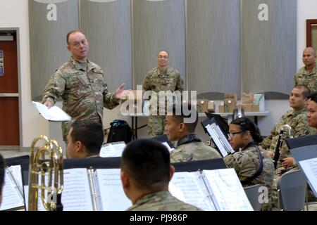 Chief Warrant Officer 5 Gregory Stepp, Kommandeur der 202 Army Band und Kapellmeister der Army National Guard, gibt Feedback zu den Soldaten der 111 Army Band nach ihrer Musik Leistungsbewertungen während ihrer jährlichen Schulung an der Oregon Military Museum in Clackamas, Oregon, 6. Juli 2018. Dies ist zum ersten Mal eine Zusammenarbeit zwischen der 111 Army Band und der 234Th Army Band durch Methoden der Teambuilding und Gruppe Leistungen schaffen eine dauerhafte Verbundenheit zwischen beiden Geräten. Stockfoto