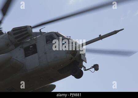 MARINE CORPS BASE HAWAII (6. Juli 2018), ein US-Marine Crew Chief mit Marine schweren Helikopter Squadron 463, Marine Flugzeuge Gruppe 24, 1 Marine Flugzeugflügel, Erhebungen der Landeplatz für die CH-53E Super Stallion Hubschrauber während ein Luft-Angriff Probe als Teil der Felge des Pazifiks (Rimpac) Übung auf der Marine Corps Base Hawaii Juli 6, 2018. RIMPAC bietet hochwertige Ausbildung für Task-organisierte, hoch-fähigen Marine Air-Ground Task Force und erhöht die kritische Reaktion auf Krisen Fähigkeit der US-Marines im Pazifik. 25 Nationen, 46 Schiffe, 5 U-Boote, über 200 Flugzeuge ein Stockfoto