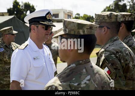 MARINE CORPS BASE HAWAII (6. Juli 2018) der chilenischen Marine Commodore Pablo Niemann, Kräfte kombiniert maritimen Komponente Commander für Rim der Pazifik (Rimpac) Übung, spricht mit Chilenische Marines auf Marine Corps Base Hawaii Juli 6, 2018. 25 Nationen, 46 Schiffe, 5 U-Boote, über 200 Flugzeuge und 25.000 Angestellte beteiligen sich an Rimpac vom 27. Juni bis 2. August in und um die hawaiischen Inseln und Südkalifornien. Die weltweit größte internationale maritime Übung RIMPAC bietet eine einzigartige Ausbildung während der Förderung und Erhaltung der kooperativen Beziehungen zwischen Teil Stockfoto