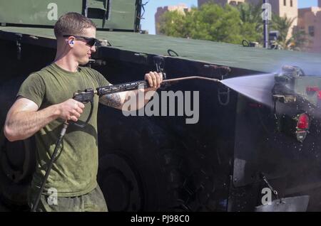 AQABA, Jordanien (6. Juli 2018) der US-Marine mit dem 26 Marine Expeditionary Unit (MEU), wäscht ein sieben Tonnen schwerer Lkw während ein Anlagen- und Fahrzeug wash-down in Aqaba, Jordanien, 6. Juli 2018. Iwo Jima ist das Flaggschiff der Iwo Jima amphibische Gruppe und bereit, mit der begonnen 26 Marine Expeditionary Unit, ist in die USA 5 Flotte Bereich der Maßnahmen zur Unterstützung der Marine im Einsatz für die Stabilität und Sicherheit in der Region zu gewährleisten und verbindet das Mittelmeer und den Pazifischen Raum durch den westlichen Indischen Ozean und drei strategischen Punkten ersticken. Stockfoto