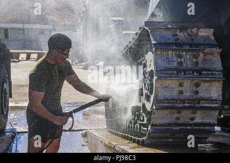 AQABA, Jordanien (6. Juli 2018) der US-Marine mit dem 26 Marine Expeditionary Unit (MEU), wäscht ein Fahrzeug während einer Ausrüstung und Fahrzeug wash-down in Aqaba, Jordanien, 6. Juli 2018. Iwo Jima ist das Flaggschiff der Iwo Jima amphibische Gruppe und bereit, mit der begonnen 26 Marine Expeditionary Unit, ist in die USA 5 Flotte Bereich der Maßnahmen zur Unterstützung der Marine im Einsatz für die Stabilität und Sicherheit in der Region zu gewährleisten und verbindet das Mittelmeer und den Pazifischen Raum durch den westlichen Indischen Ozean und drei strategischen Punkten ersticken. Stockfoto