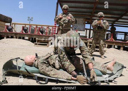 Armee SPC. Robert Allen, eine Beseitigung von Explosivstoffen Team Mitglied in die 430Th Ordnance Company (Explosive Ordnance Disposal), North Carolina National Guard, der US-Streitkräfte - Afghanistan zugewiesen, bereitet einen simulierten Unfall an einem Stress zu transportieren - Schießen bei der Task Force der EOD besten Krieger Wettbewerb, während die von Staff Sgt ausgewertet wird. Blake H. Alexander und Staff Sgt. Dominique L. Smith, 501 Ordnance Battalion, New York National Guard. Die Konkurrenz, am Flughafen Bagram, Afghanistan, 7. Juli stattfand, umfasste auch ein Fitness Test, 8 Meile ruck März und Leadership Board, die angestrebt Stockfoto