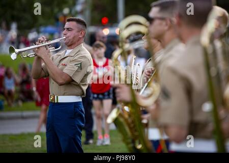 Us Marine Corps Lance Cpl. Gilbert Villagrana führt während des 2. Marine Flugzeugflügel (MAW) Band 4. Juli Konzert in New Bern, N.C., 4. Juli 2018. Die 2. MAW Band hielt das Konzert der Urlaub mit der lokalen Gemeinschaft zu feiern. Villagrana ist ein Musiker mit der 2. MAW Band. Stockfoto