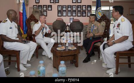 SAN FERNANDO CITY, Philippinen (9. Juli 2018) der hinteren Adm. Joey Tynch, Commander, Task Force 73 (Mitte links) und Kapitän Lex Walker, Commodore, Destroyer Squadron 7 (links), Teilnahme an einem Büro mit philippinischen Generalleutnant Emmanuel Salamat, Commander, Northern Luzon Befehl (mitte-rechts), und der Philippinischen Commodore Nichols Driz, Commander, Naval Forces Northern Luzon, während der Ausbildung (MTA) SAMA SAMA 2018. Die Woche - langes Engagement konzentriert sich auf das gesamte Spektrum der Naval Fähigkeiten und ist so konzipiert, dass die enge Partnerschaft zwischen beiden marinestreitkräfte zu stärken und gleichzeitig Kooperative ensur Stockfoto