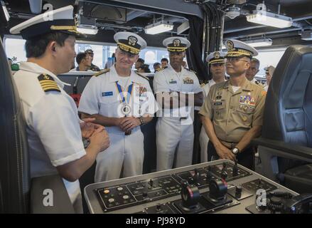 SAN FERNANDO CITY, Philippinen (9. Juli 2018) Kapitän Erwin Lao (links), kommandierender Offizier der USNS Millinocket (T-EPF 3), erklärt Brücke Fähigkeiten der Millinocket zum hinteren Adm. Joey Tynch, Commander, Task Force 73 (Mitte links), Kapitän Lex Walker, Commodore, Destroyer Squadron 7 (Mitte), Philippine Generalleutnant Emmanuel Salamat, Commander, Northern Luzon Befehl (rechts), während der ein Schiff Tour als Teil der maritimen Ausbildung (MTA) SAMA SAMA 2018. Die Woche - langes Engagement konzentriert sich auf das gesamte Spektrum der Naval Fähigkeiten und ist so konzipiert, dass die enge Partnerschaft zwischen beiden Nav zu stärken Stockfoto