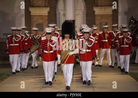 Gunnery Sgt. Stacie Crowther, Assistant drum Major," der Präsident selbst "US-Marine Band, marschiert die Band nach unten während eines Freitag abends Parade bei Marine Barracks Washington D.C., 6. Juli 2018. Die Gäste der Ehre für die Parade waren Seine Exzellenz Botschafter Virachai Plasai, Botschafter des Königreichs Thailand in die USA und Pastor Patrick A. Chuasoto, stellvertretender Leiter der Mission, der Botschaft der Republik der Philippinen in die USA das Hosting Offizielle der Parade war Generalleutnant Steven R. Ruder, stellvertretender Kommandant der Luftfahrt. Stockfoto