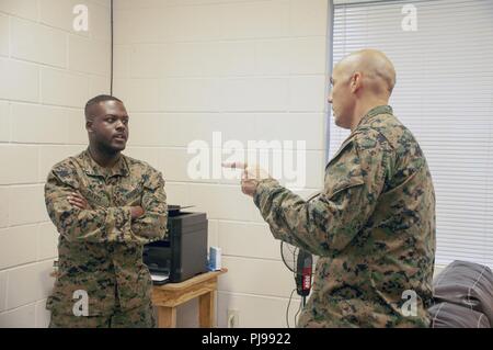 Us Marine Cpl. Aric Davis, ein Data specialist Offizier mit Special Purpose Marine Air-Ground Task Force - südliche Befehl noncommissioned, trifft sich mit Marines in Puerto Castilla, Honduras, um Kommunikationsprobleme in der Website wurde, 5. Juli 2018. Davis ist ein Mitglied von SPMAGTF - Der SC Tiger Team, eine Mannschaft, die zu den verschiedenen Standorten in Mittelamerika SPMAGTF Personal zu reisen werden eingesetzt, um Audits und anderen Verwaltung und Kommunikation Fragen anzugehen. Die Marinesoldaten und Matrosen von SPMAGTF - SC sind die Zusammenarbeit im Bereich Sicherheit Training und Engineering Projekte al Stockfoto