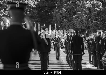 Mitglieder des U.S. Army Band, "Pershing die eigene, "Unterstützung einer bewaffneten Kräfte die volle ehrt Wreath-Laying Zeremonie gehostet von Gen. Thanchaiyan Srisuwan, Chef der Streitkräfte in Thailand am Grab des Unbekannten Soldaten, Arlington National Cemetery, Arlington, Virginia, 9. Juli 2018. Stockfoto