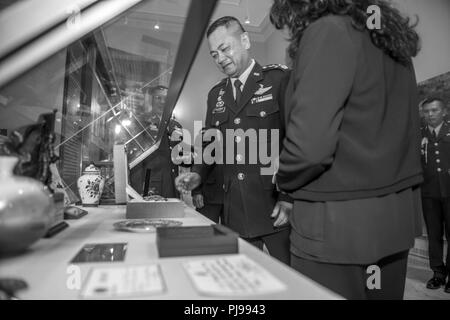 Gen. Thanchaiyan Srisuwan (links), Leiter der Streitkräfte in Thailand, Orte ein Geschenk auf dem Arlington National Cemetery in einer Vitrine in der Memorial Amphitheater Anzeige Zimmer auf dem Arlington National Cemetery, Arlington, Virginia, 9. Juli 2018. Srisuwan nahmen an einem bewaffneten Kräfte die volle ehrt Wreath-Laying Zeremonie am Grab des Unbekannten Soldaten und das Denkmal Amphitheater Anzeige Zimmer TOURTE als Teil von seinem Besuch auf dem Friedhof. Stockfoto