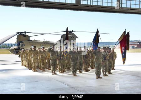 Oberst W. Scott Gallaway (vorne), Commander, 4 Combat Aviation Brigade, 4 Infanterie Division, führt die Bildung Juli 2, 2018 während einer Hand Über/Über die Zeremonie an der US-Armee von Ansbach Garnison Storck Kaserne Flugplatz nehmen. Die Zeremonie symbolisiert den offiziellen Beginn der Bereitstellung der Brigade zu Europa. Stockfoto