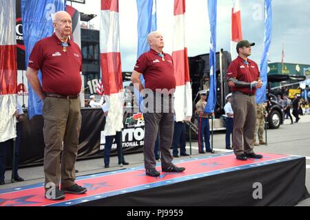 (Von links) Ehrenmedaille Empfänger Staff Sgt. Dan Jenkins, Command Sgt. Maj. Gary Littrell und Master Sgt. Leroy Petry, alle US-Army Veterans, sind während einer Zeremonie vor dem Rennen 7. Juli geehrt, an der Daytona International Speedway in Daytona Beach, Fla. Jenkins und Littrell sind Vietnam Veteranen und Petry ist eine Operation irakische Freiheit Veteran. Stockfoto