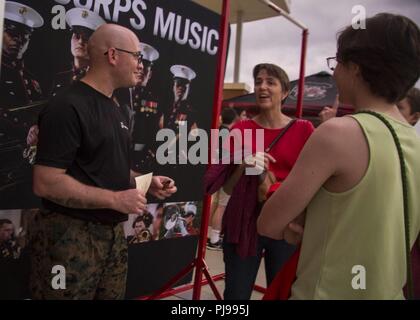 Gunnery Sergeant Matthew R. Phagan, die Musik Technische Assistentin mit 6 Marine Corps Bezirk, spricht zu den Teilnehmern des Drum Corps International River Bluff High School in Lexington, South Carolina, Juli 07, 2018. Die Drum Corps International erstellt eine Bühne für die Marine Corps in Bildung, Wettbewerb zu beteiligen, und die Förderung der individuellen Entwicklung. Stockfoto