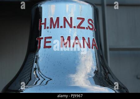 JOINT BASE Pearl Harbor - HICKAM, Hawaii (9. Juli 2018) Royal New Zealand Navy Fregatte HEMIGRAMMUS Te Mana (F111) Schiffsglocke. 25 Nationen, 46 Schiffe, 5 U-Boote, über 200 Flugzeuge, und 25.000 Mitarbeiter beteiligen sich an Rimpac vom 27. Juni bis 2. August in und um die hawaiischen Inseln und Südkalifornien. Die weltweit größte internationale maritime Übung RIMPAC bietet eine einzigartige Ausbildung während der Förderung und Erhaltung der kooperative Beziehungen unter den Teilnehmern von entscheidender Bedeutung für die Gewährleistung der Sicherheit der Seewege und die Sicherheit der Weltmeere. RIMPAC 2018 ist der 26. ex Stockfoto