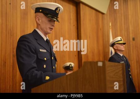 Master Chief Petty Officer Ryan Hooper, auf-kommenden Reserve Command Master Chief, Coast Guard 13. Bezirk, Adressen der Menge während eines Change-of-watch Zeremonie in Seattle, 9. Juli 2018 statt. Hooper war bereits in der 13. Bezirk zu Port Security Unit 313 in Everett zugeordnet. Us-Küstenwache Stockfoto