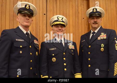 Coast Guard 13. Bezirk Master Petty Officer Ryan Hooper, auf-kommenden Reserve Command Master Chief, hintere Adm. David Throop, Commander, und der Master Chief Petty Officer Timothy Bart, die Ausrückenden Reserve Command Master Chief, nehmen Sie an von Change-of-watch Zeremonie in Seattle, 9. Juli 2018 statt. Die Zeremonie fand im Stadtzentrum im Henry M.Jackson Federal Building, wo die Coast Guard 13 Befehl Bezirk befindet. Us-Küstenwache Stockfoto