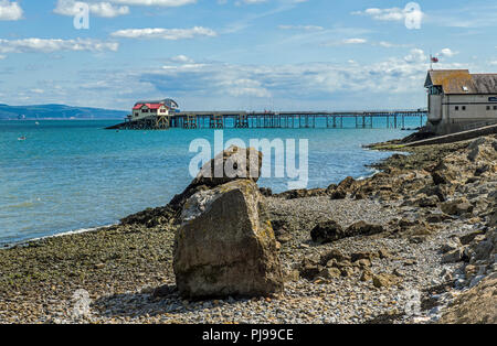 Mumbles Beach mit alten und neuen Rettungsbootstationen sichtbar, Südwales Küste, Großbritannien Stockfoto