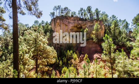 August 2018: Touristen verzaubert durch die rote Farbe des Sentier des Ocres. Eine alte Mine nun in Vergessenheit. August 2018 in Roussillon Stockfoto