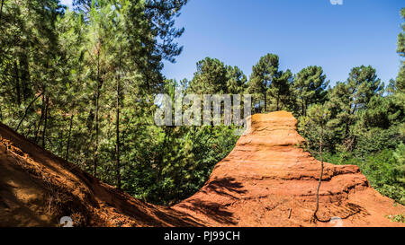 August 2018: Touristen verzaubert durch die rote Farbe des Sentier des Ocres. Eine alte Mine nun in Vergessenheit. August 2018 in Roussillon Stockfoto