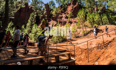 August 2018: Touristen verzaubert durch die rote Farbe des Sentier des Ocres. Eine alte Mine nun in Vergessenheit. August 2018 in Roussillon Stockfoto