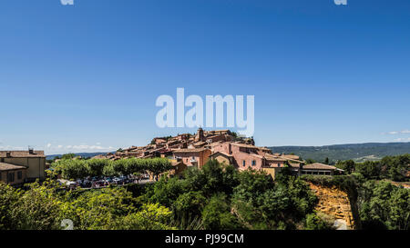 August 2018: Blick auf die Stadt von Roussillon in der Nähe der alten Ocker Mine, die hat jetzt eine Touristenattraktion geworden. August 2018 in Roussillon Stockfoto