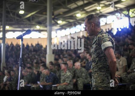 Us Marine Corps Oberstleutnant Russell Becker, Marine Corps Forces, Pazifik, wartet eine Frage bei einem Besuch des Sekretärs des Marine Richard Spencer an der Bloch Arena Fitnesscenter Basketball Court zu beantworten, Joint Base Pearl Harbor-Hickam, 9. Juli 2018. Spencer besuchte Pearl-Harbor Hickam eine Frage und Antwort-Sitzung für militärisches Personal an Bord der Basis und die momentan unter der Abteilung der Marine auf der Insel von Oahu zu bewirten. Stockfoto