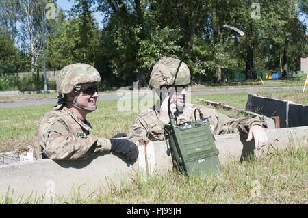 Us-Armee SPC. Jeffery Evans und Pfc. John Collins, sowohl für das Unternehmen B zugeordnet, 151 Expeditionary Signal Bataillon, bestätigen Sie die Meldung Übertragung auf eine hohe Frequenz Radio über ein Feld sinnvoll Antenne von Kabel Internet und Plastiklöffel während einer HF radio Klasse durch Personalsgt lehrte erstellt. David Nelson, ein Signal support systems Specialist 218 MEB zur Unterstützung der entschlossenen Schloss 2018 zugeordnet. Die 218 MEB, Weiterleiten und Co. B, 151 ESC, beide Geräte sind Mitglieder der South Carolina Army National Guard und an Polen Unterstützung der Atlantischen Lösung bereitgestellt. Stockfoto