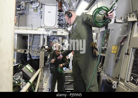 Us Air Force Oberstleutnant Lisa Reeves (rechts) und Tech. Sgt. Joshua Albertin Mitglieder der 156 Aeromedical Evacuation Squadron, bereiten Attache wichtige medizinische Ausrüstung, North Carolina Air National Guard C-17 Globemaster III vor dem Start von der North Carolina Air National Guard Base, Charlotte Douglas International Airport, 9. Juli 2018. Dies ist die erste Mission für die Nord-carolina Air National Guard mit der C-17 und Transport von Geräten und Personal aus dem 156-AES, die Wisconsin Air National Guard Base bei Volk Feld für eine Übung. Stockfoto