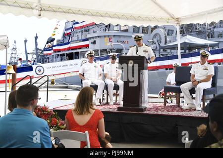 MANAMA, Bahrain (10 Juli 2018) Lt.Cmdr. Billy Green, kommandierender Offizier der USS Zermalmer (MCM 6), gibt eine Rede nach seinem Befehl beim Wechsel des Befehls Zeremonie am Naval Support Activity Bahrain. Zermalmer ist die Sechste von 14 Avenger-Klasse meine Gegenmaßnahmen Schiffe und das zweite Schiff seinen Namen zu tragen. Stockfoto