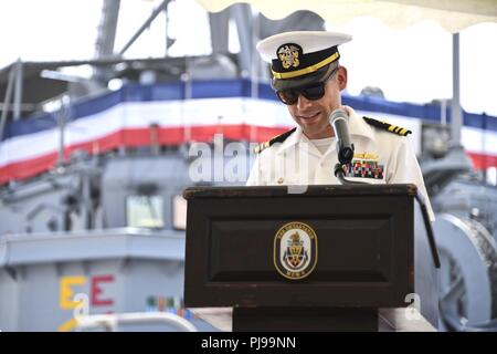 MANAMA, Bahrain (10 Juli 2018) Lt.Cmdr. Kurt Albaugh, ehemaliger kommandierender Offizier der USS Zermalmer (MCM 6), gibt eine Rede bei einem Befehl Zeremonie am Naval Support Activity Bahrain. Zermalmer ist die Sechste von 14 Avenger-Klasse meine Gegenmaßnahmen Schiffe und das zweite Schiff seinen Namen zu tragen. Stockfoto