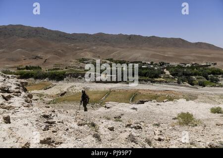 MOHAMMAD AGHA BEZIRK, Afghanistan (1. Juli, 2018) - ein afghanischer Spezielle Sicherheitskräfte Mitglied sucht nach IEDs während Operationen gegen Taliban irreconcilables in Mohammad Agha Bezirk, Provinz Logar, Afghanistan, Nov. 1-4, 2018. (NATO Stockfoto