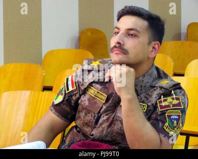 Ein Student der irakischen Terrorismus Service, 3 Schule erhält Anweisung von Koalitionstruppen auf Informationen in Bagdad, Irak, 8. Juli 2018. Studenten, die es in den 3 Schule haben bereits ihre Ausbildung abgeschlossen und sind ausgewählte zusätzliche spezielle Fähigkeiten zu erhalten. Die CTS setzt seine Fähigkeiten, die ein glaubwürdiger professioneller Kraft zu verbessern. Stockfoto