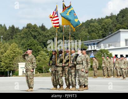 Farben werden bei Änderung der Gemeinsamen Multinationalen die Bereitschaft Kommando Zeremonie am Hohenfels, Hohenfels, Deutschland, 10. Juli 2018 vorgestellt. Die Änderung des Befehls Zeremonie ist eine Tradition, die eine formelle Übertragung der Autorität und Verantwortung des scheidenden Kommandanten an die eingehenden Commander. Stockfoto