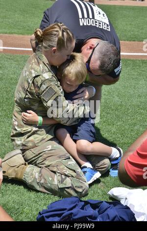 Air Force Tech Sgt. Andrea Carrothers mit 148 der Minnesota Air National Guard Fighter Wing vereint mit ihrem Sohn, William, auf Feld während der Minnesota Twins Streitkräfte Anerkennung Tag Spiel 2018. Der Minnesota Twins anerkannten Service Mitglieder und Veteranen während ihrer jährlichen Streitkräfte Anerkennung Tag Spiel, 8. Juli 2018, im Zielfeld. (Minnesota National Guard Stockfoto