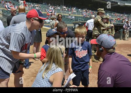 Air Force Tech Sgt. Andrea Carrothers mit 148 der Minnesota Air National Guard Fighter Wing vereint mit ihrem Sohn, William, auf Feld während der Minnesota Twins Streitkräfte Anerkennung Tag Spiel 2018. Der Minnesota Twins anerkannten Service Mitglieder und Veteranen während ihrer jährlichen Streitkräfte Anerkennung Tag Spiel, 8. Juli 2018, im Zielfeld. (Minnesota National Guard Stockfoto