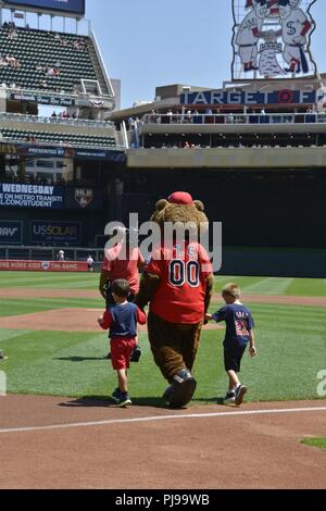 Air Force Tech Sgt. Andrea Carrothers mit 148 der Minnesota Air National Guard Fighter Wing vereint mit ihrem Sohn, William, auf Feld während der Minnesota Twins Streitkräfte Anerkennung Tag Spiel 2018. Der Minnesota Twins anerkannten Service Mitglieder und Veteranen während ihrer jährlichen Streitkräfte Anerkennung Tag Spiel, 8. Juli 2018, im Zielfeld. (Minnesota National Guard Stockfoto